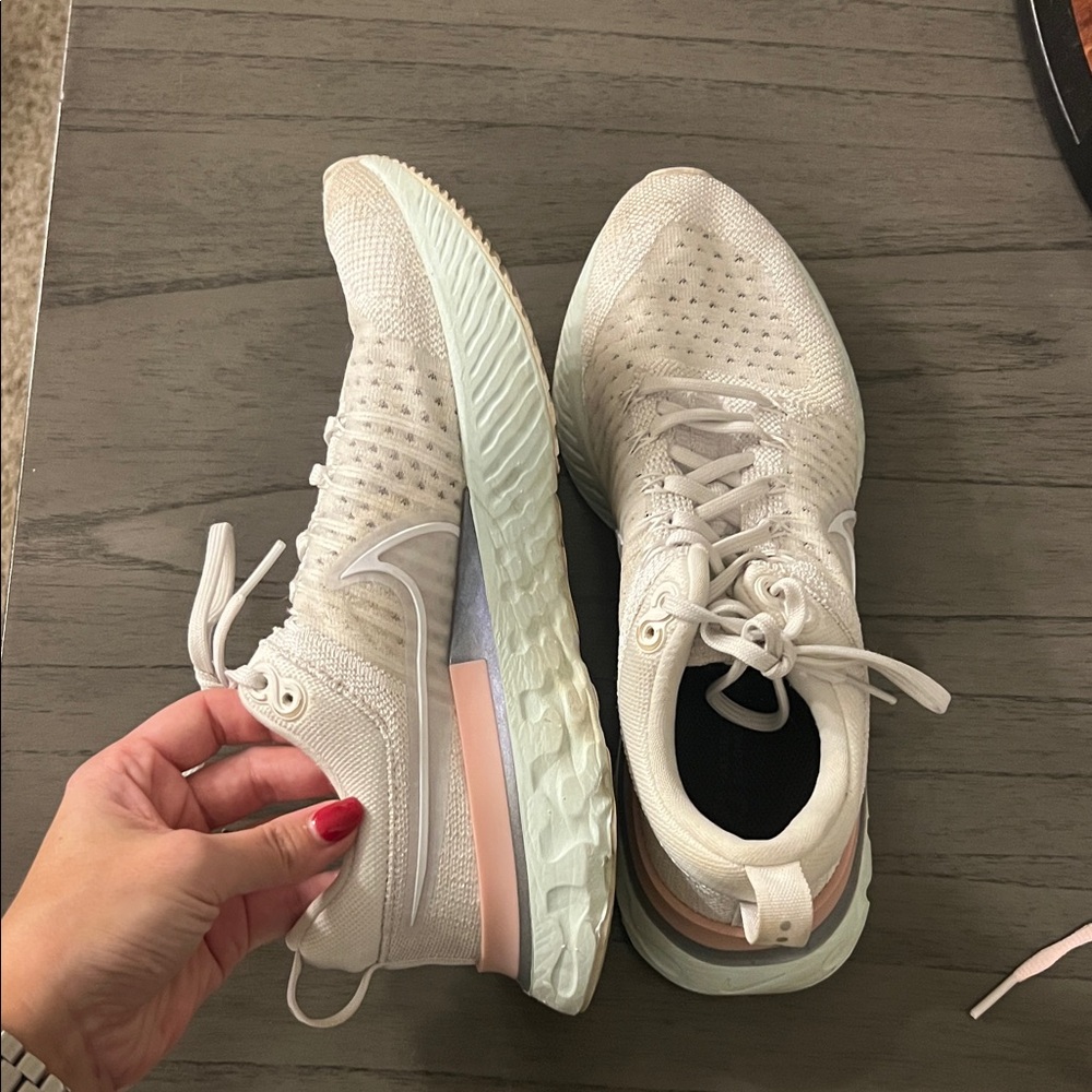 Nike Women's Athletic Running Shoes Size 8.5 - Picture 4 of 4